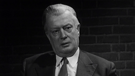 s/w Aufnahme von Harald Poelchau im Interview 1967