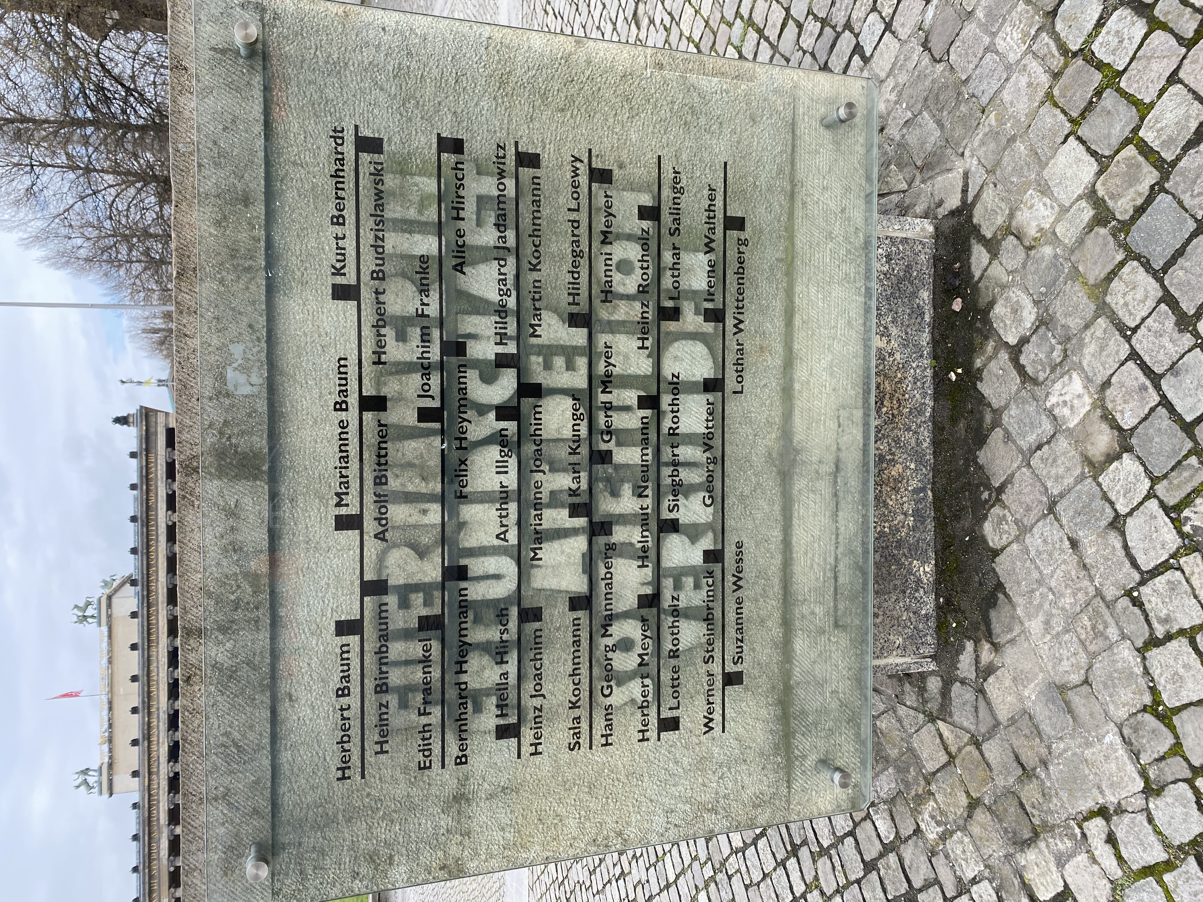Foto Inschrift auf Denkmal